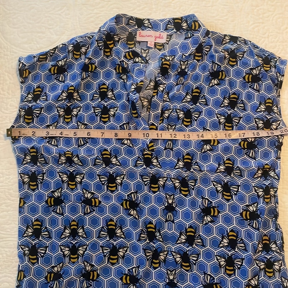 Lauren Gold sleeveless blouse, bees on honeycomb, v neck, silk top, blue white - Picture 7 of 7